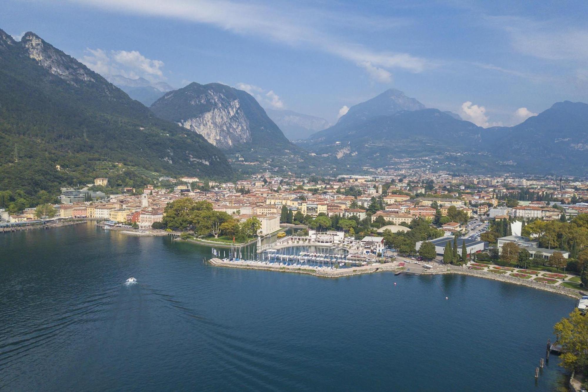 Casa Azzurra 150Mt From Lake - Happy Rentals Riva del Garda Luaran gambar